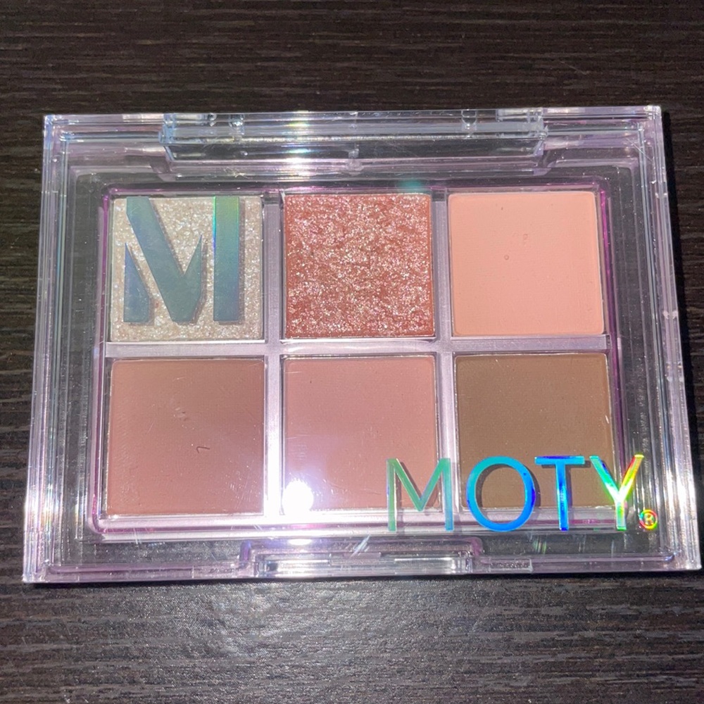 Pink mini eyeshadow palette